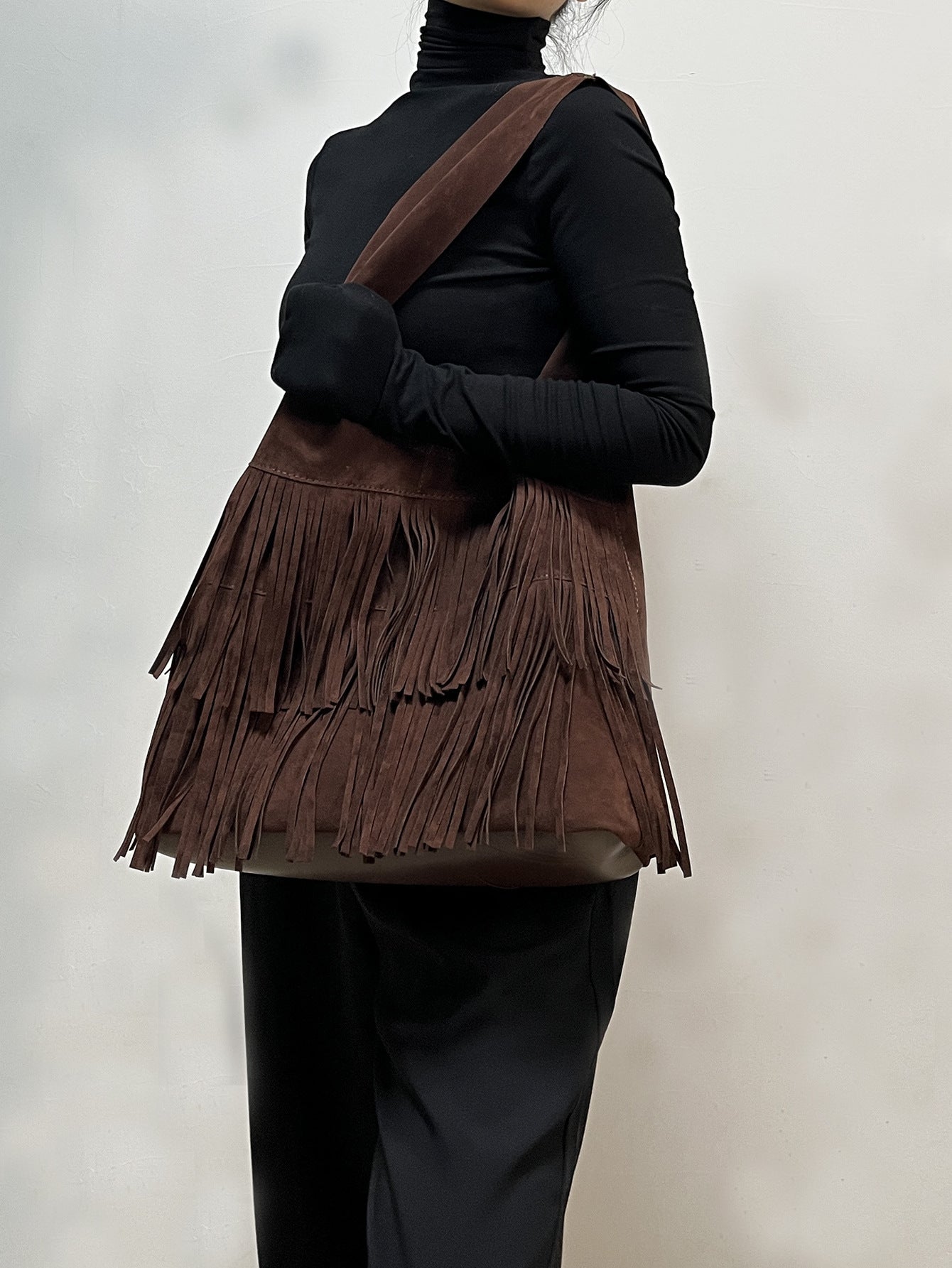 Borsa grande in suede color caffè con frange, versatile