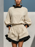 Blusa a maniche lunghe in misto lino beige con volant a contrasto e pantaloni corti a vita alta con orlo a volant - Set di due pezzi MDZ1018D0T