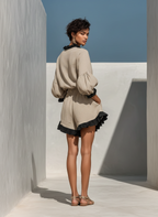 Blusa a maniche lunghe in misto lino beige con volant a contrasto e pantaloni corti a vita alta con orlo a volant - Set di due pezzi MDZ1018D0T
