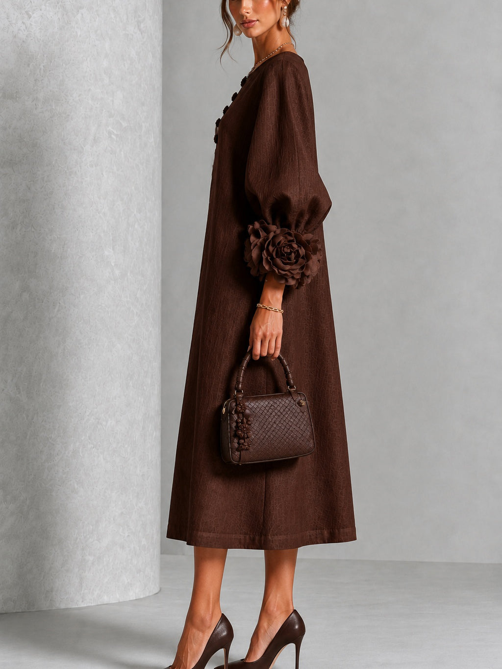 Abito midi in velluto marrone con bottoni, fantasia floreale e maniche decorative