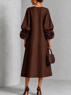 Abito midi in velluto marrone con bottoni, fantasia floreale e maniche decorative