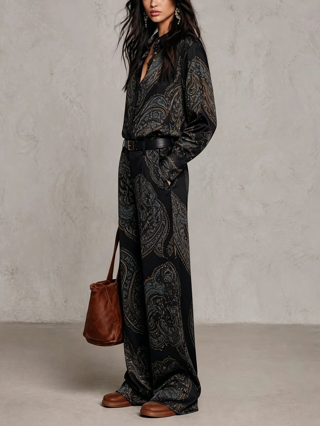 Lorella | Completo di Camicia a Maniche Lunghe in Raso con Stampa Paisley Borgogna-Viola e Pantaloni a Gamba Larga
