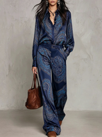 Lorella | Completo di camicia a maniche lunghe in satin con stampa blu navy e pantaloni a gamba larga