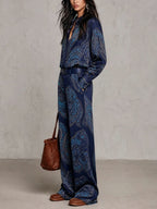Lorella | Completo di camicia a maniche lunghe in satin con stampa blu navy e pantaloni a gamba larga