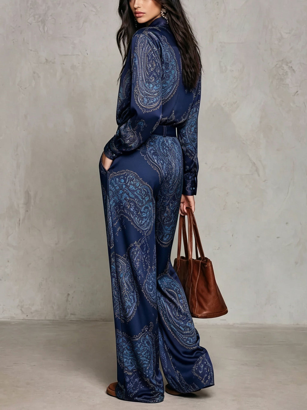 Lorella | Completo di Camicia a Maniche Lunghe in Raso con Stampa Paisley Borgogna-Viola e Pantaloni a Gamba Larga