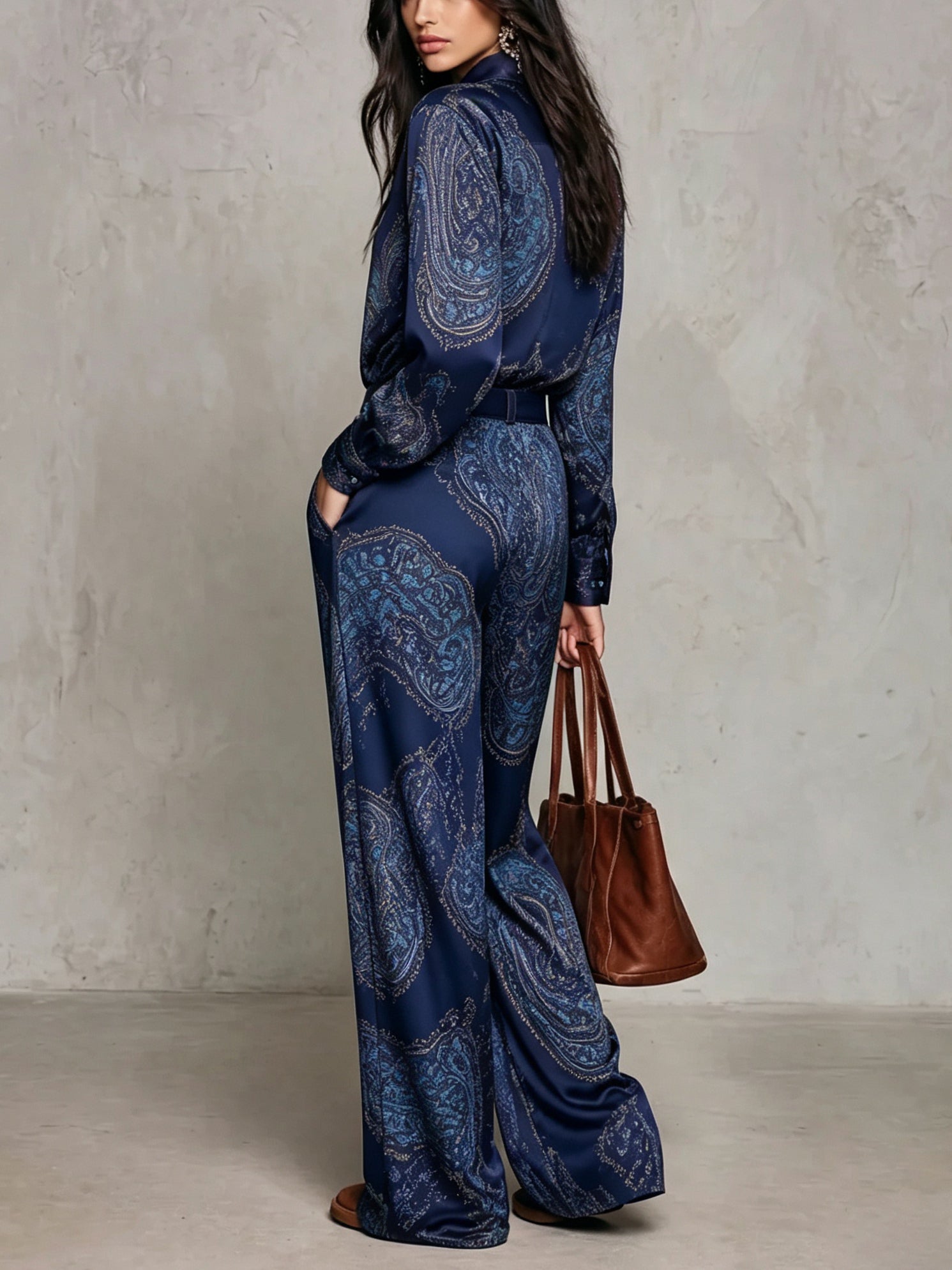 Lorella | Completo di camicia a maniche lunghe in satin con stampa blu navy e pantaloni a gamba larga