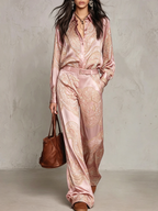 Lorella | Completo di Camicia a Maniche Lunghe in Raso con Stampa Rosa e Pantaloni a Gamba Larga
