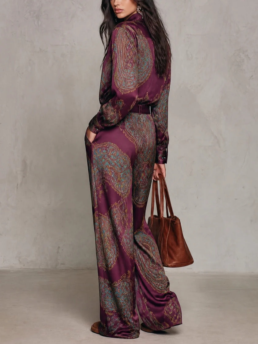 Lorella | Completo di Camicia a Maniche Lunghe in Raso con Stampa Paisley Borgogna-Viola e Pantaloni a Gamba Larga