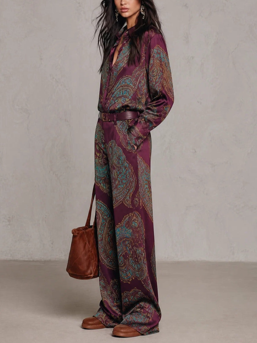 Lorella | Completo di Camicia a Maniche Lunghe in Raso con Stampa Paisley Borgogna-Viola e Pantaloni a Gamba Larga