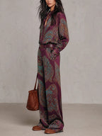 Lorella | Completo di Camicia a Maniche Lunghe in Raso con Stampa Paisley Borgogna-Viola e Pantaloni a Gamba Larga