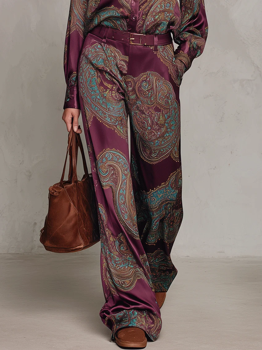 Lorella | Completo di Camicia a Maniche Lunghe in Raso con Stampa Paisley Borgogna-Viola e Pantaloni a Gamba Larga
