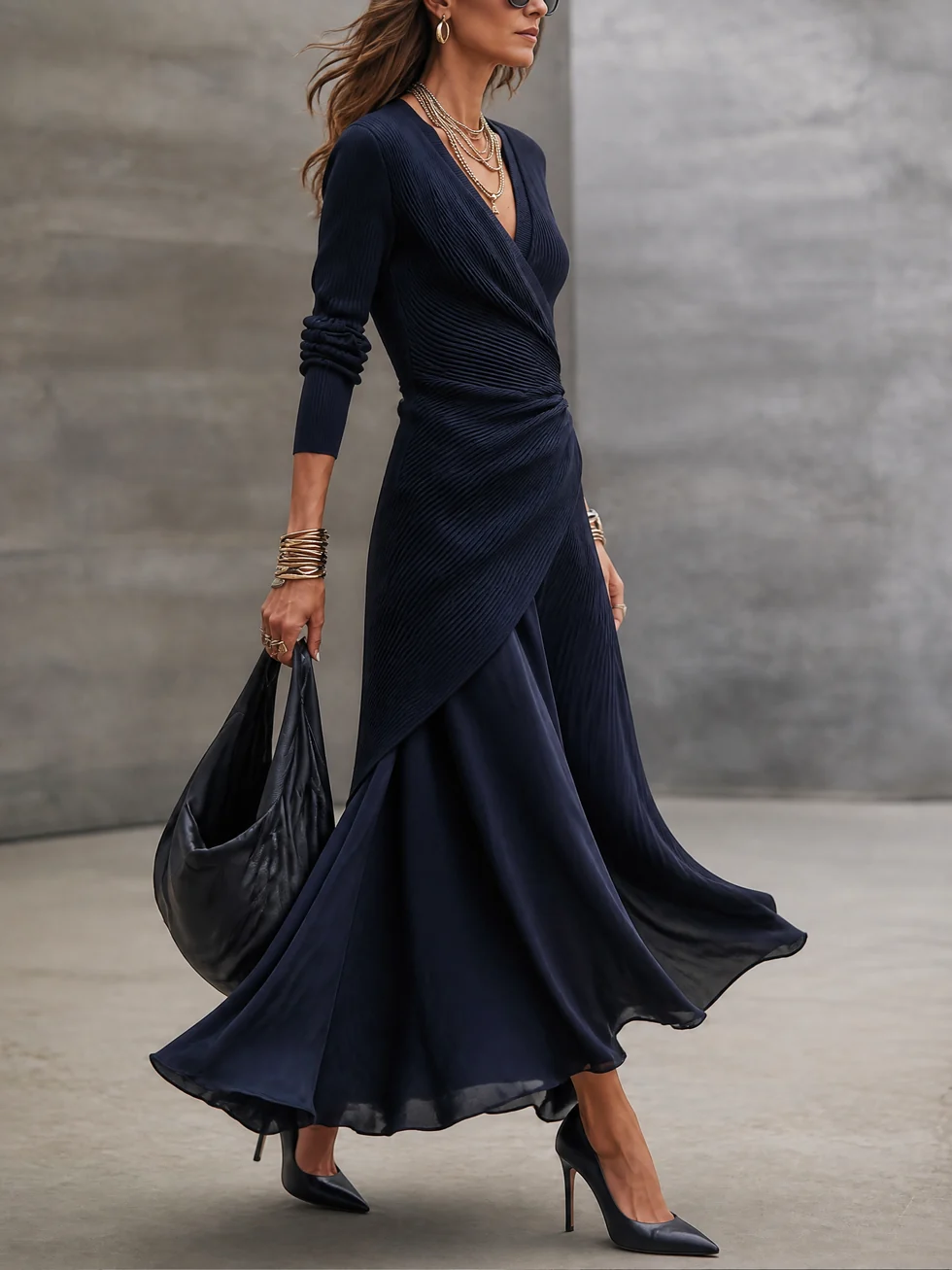 Abito Maxi Asimmetrico con Scollatura a V e Pannelli in Raso Blu Navy
