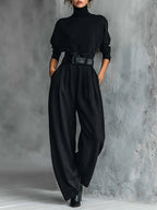 Set due pezzi con t-shirt a maniche lunghe e collo alto completamente nera e pantaloni a gamba dritta (cintura inclusa)