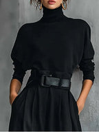 Set due pezzi con t-shirt a maniche lunghe e collo alto completamente nera e pantaloni a gamba dritta (cintura inclusa)