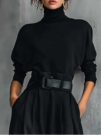 Set due pezzi con t-shirt a maniche lunghe e collo alto completamente nera e pantaloni a gamba dritta (cintura inclusa)