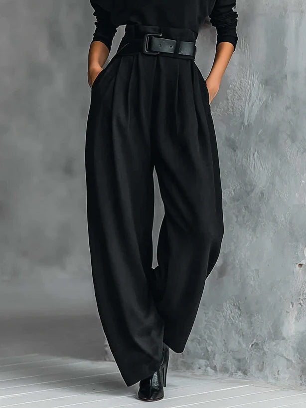 Set due pezzi con t-shirt a maniche lunghe e collo alto completamente nera e pantaloni a gamba dritta (cintura inclusa)