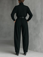 Set due pezzi con t-shirt a maniche lunghe e collo alto completamente nera e pantaloni a gamba dritta (cintura inclusa)