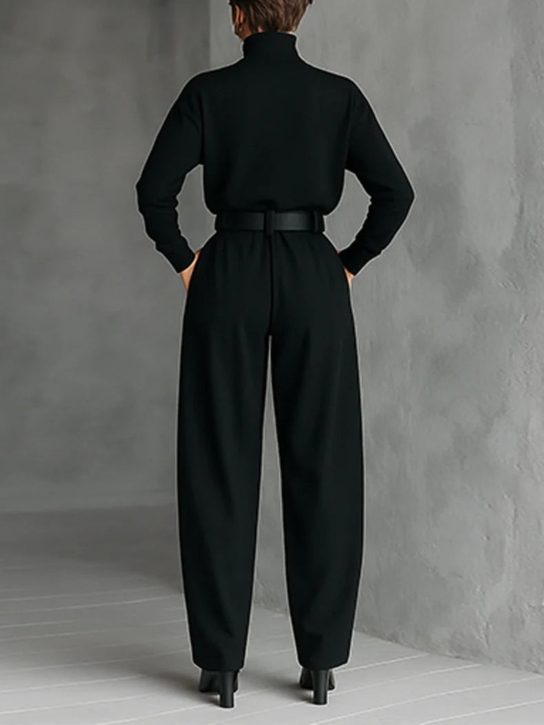 Set due pezzi con t-shirt a maniche lunghe e collo alto completamente nera e pantaloni a gamba dritta (cintura inclusa)